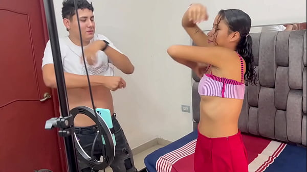 Mi timida vecina me pide que la consuele con una follada porque esta despechada. Me corro en su boca. H.L.